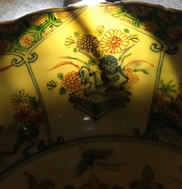 Un plat en porcelaine de Chine famille verte aux armes de France, Kangxi/Yongzheng
